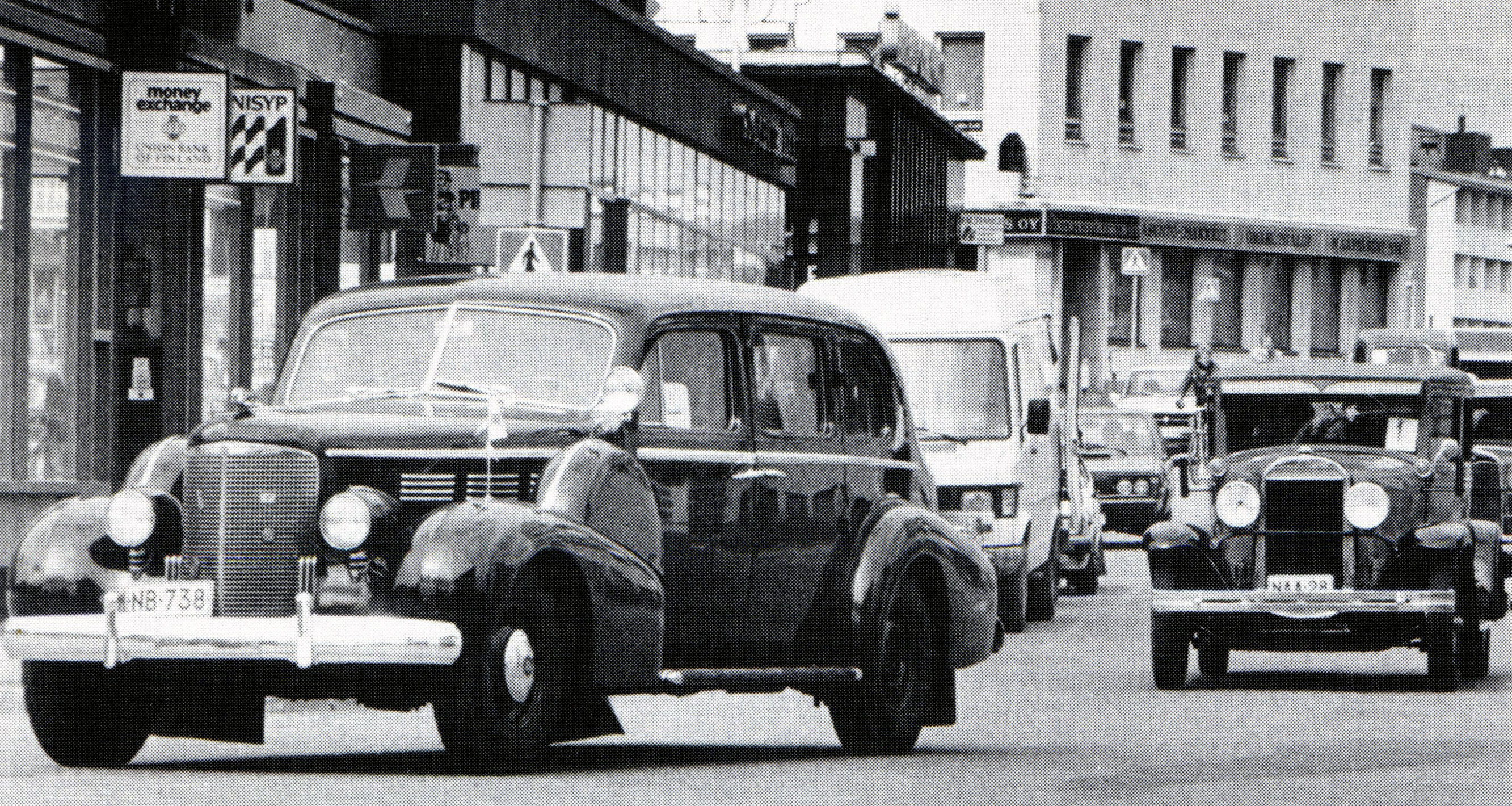 Mobiilinäyttelyn mainoskulkuetta: Cadillac 1938, Oldsmobil 1928 sekä A-Ford 1931 Rovaniemen Valtakadulla 18.5.1986.  Kuva: Lapin Kansa/Pauli Laalo